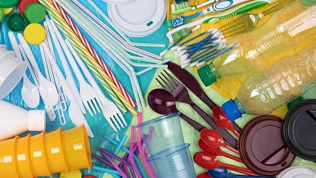 Plastiklere büyük yasak geliyor! Çatal, pipet, tabak… Artık piyasaya sürülemeyecek