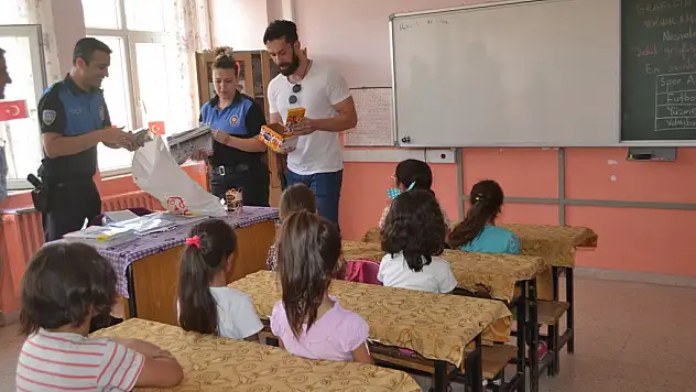 POLİS EKİPLERİ ÖĞRENCİLERE BROŞÜR DAĞITTI