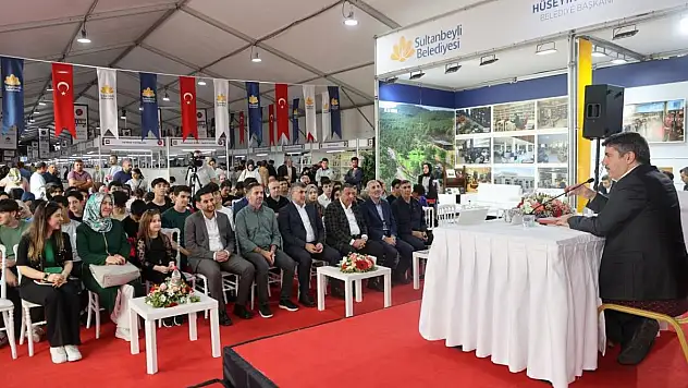 Prof.Dr.Yasin Aktay, 7. Sultanbeyli Kitap Fuarında Okurlarıyla Buluştu