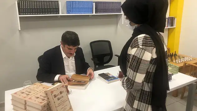 PROF.DR. YASİN AKTAY DÜNYADAKİ KAVGA ALLAH'A KULLUK EDENLERLE KULA KULLUK EDENLER ARASINDADIR