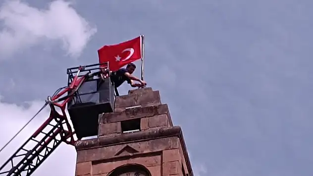 Saat Kulesine Yeni Bayrak