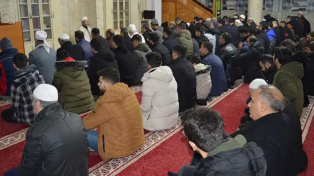 SABAH NAMAZINDA ELLER SEMAYA KALKTI, MÜFTÜ KAPICIOĞLU: 'KURAN YAKMA GİRİŞİMİN BATININ GERÇEK YÜZÜNÜ GÖRÜYORUZ'