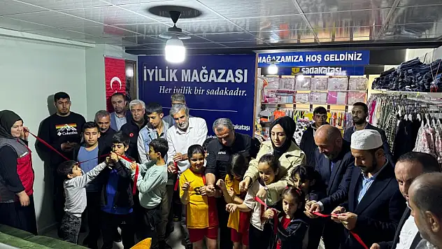 Sadaka Taşı Derneği Siirt'te İyilik Mağazası Açtı