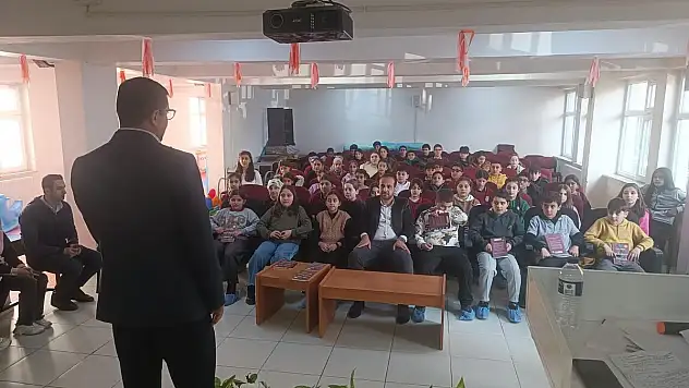 Sadullah Taşan, Kurtalan Atatürk Ortaokulu'nda Okurlarıyla Buluştu
