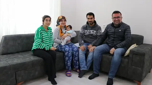 SANATÇI HAKAN ALTUN MEMLEKETİ SİİRT'TE 10 DEPREMZEDE AİLEYİ AĞIRLIYOR