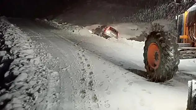 Şarampole Devrilmek Üzere Olan Otomobil ve İçindeki 3 Kişi Kurtarıldı!