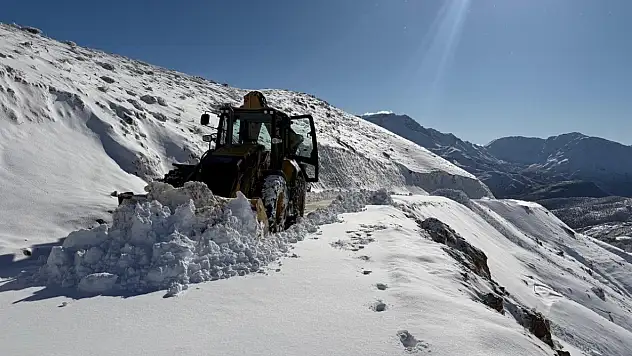 Sason'un yüksek kesimlerinde kapanan köy yolları açılıyor