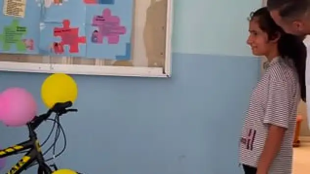 Sen de Bir Fidan Dik, Siirtli Elif'e Bisiklet Hediye Etti