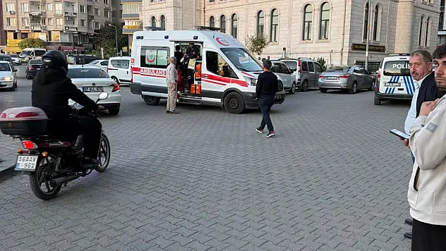 Siirt 15 Temmuz Meydanı'nda Bıçaklı Kavga: 1 Yaralı