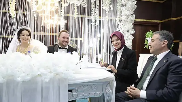 Siirt Aile ve Sosyal Hizmetler İl Müdürü Sidar'ın Nikah Şahitliğini Bakan Özdemir Göktaş Yaptı