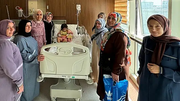 Siirt AK Kadınlar Hastanede Yatan Çocukları Sevindirdi