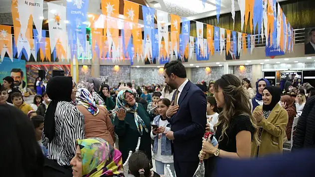 Siirt AK Parti'nin Kadınlar Günü Etkinliğine Yüzlerce Kadın Katıldı