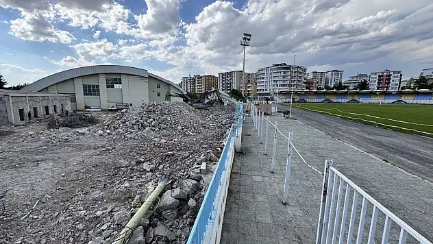 Siirt Atatürk Stadyumu'nda Büyük Değişim: Doğu Tribünü Yıkıldı, Yeni Proje Başlıyor
