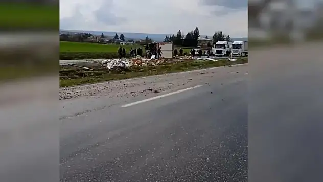 Siirt-Batman Karayolunda Tır Devrildi