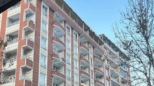 Siirt Baykan'da Çatılarda Biriken Kar Yığınları Risk Oluşturuyor