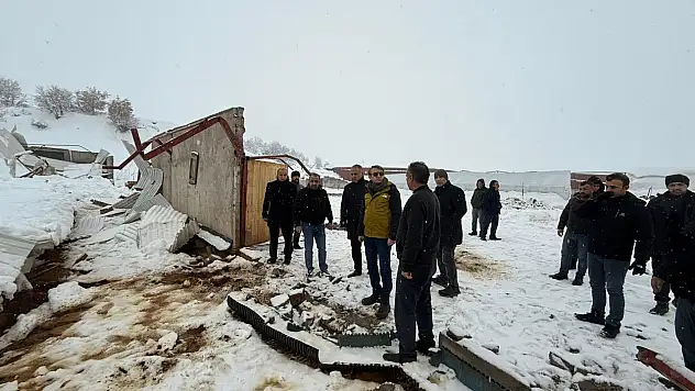 Siirt Baykan Kaymakamı Özcan çöken ahırda incelemelerde bulundu