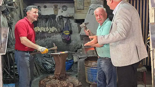 Siirt Belediye Eş Başkanı Kaysi, Helvacılar Çarşısı'nda Esnaf Ziyaretinde Bulundu