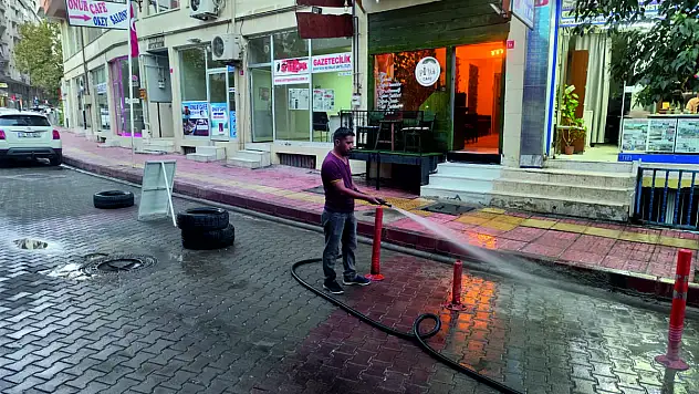 Siirt Belediyesi Cadde ve Sokakları Tazyikli Suyla Yıkadı (VİDEOLU HABER)