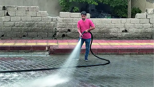Siirt Belediyesi Cadde ve Sokakları Yıkadı (VİDEOLU HABER)