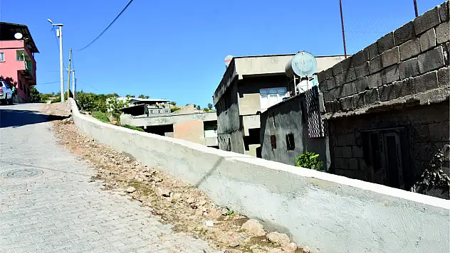 Siirt Belediyesi Fen İşleri Müdürlüğü, İstinat Duvarı ve Merdiven Yapım Çalışmalarını Tamamladı