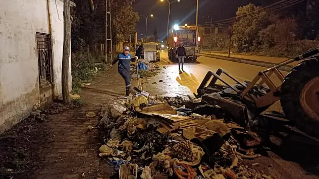 SİİRT BELEDİYESİ, HATAY'DA TEMİZLİK VE İLAÇLAMA ÇALIŞMALARINA DESTEK VERİYOR