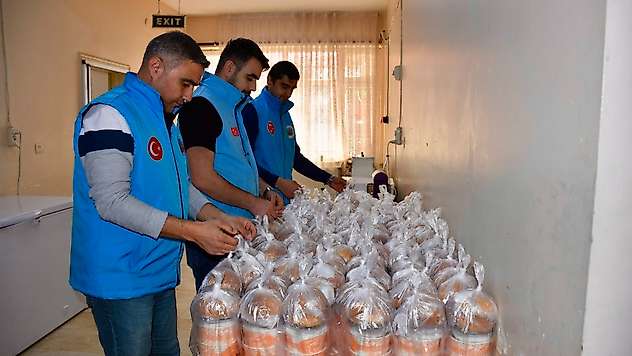 Siirt Belediyesi Her Gün 95 İhtiyaç Sahibine Sıcak Yemek Ulaştırıyor
