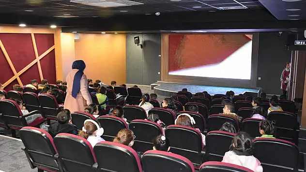 Siirt Belediyesi Kadın Yaşam Merkezinde Çocuklara Animasyon Gösterimi