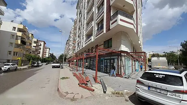 Siirt Belediyesi Kaldırım İşgali Yapan Zincir Marketi Mühürledi