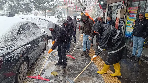 Siirt Belediyesi karla mücadele çalışmalarını sürdürüyor