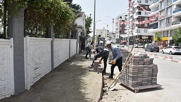 Siirt Belediyesi Kilit Parke Döşeme ve Kaldırım Yenileme Çalışmalarına Devam Ediyor