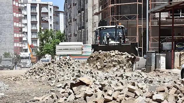 Siirt Belediyesi Kilit Parke ve Yol Bakım Çalışmalarını Sürdürüyor