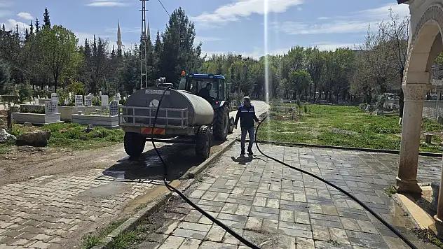 Siirt Belediyesi Mezarlıkları Bayrama Hazır Hale Getirdi
