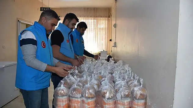 Siirt Belediyesi'nden Anlamlı Hizmet: Dar Gelirli Ailelere Günlük Yemek İkramı Sürüyor