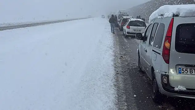Siirt Belediyesi'nden Kar ve Buzlanma Uyarısı: Zorunlu Olmadıkça Trafiğe Çıkmayın
