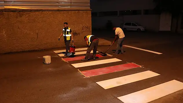 Siirt Belediyesi, Okul Önlerinde Yol Çizgisi ve Yaya Geçidi Çalışması Başlattı