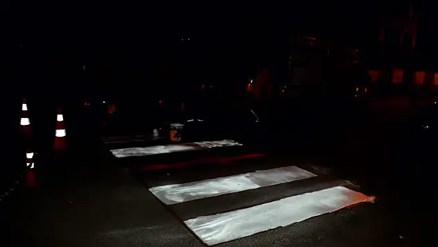 Siirt Belediyesi Okul Önlerine Yaya Geçidi ve Yol Çizgisi Çalışması Başlattı