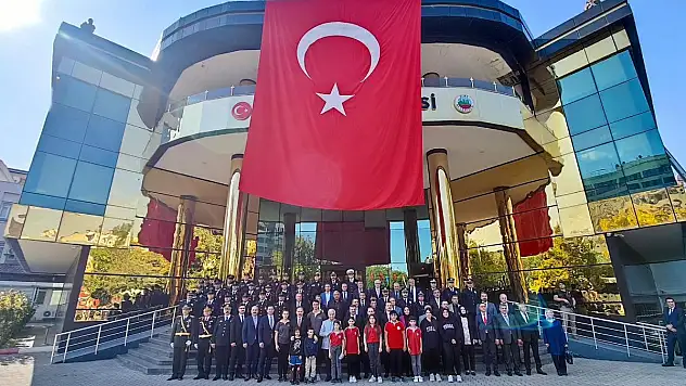 Siirt Belediyesi Önünde 100.Yıl Hatıra Fotoğrafı