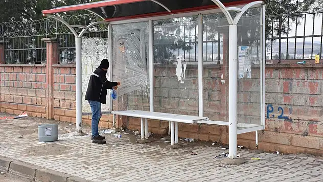 Siirt Belediyesi Otobüs Duraklarını Dezenfekte Ediyor