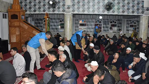 Siirt Belediyesi Regaip Kandili'nde Camilerde Kandil Simidi Dağıttı