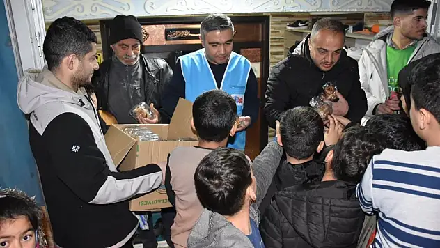 Siirt Belediyesi Şehrin Farklı Noktalarında Kandil Simidi Dağıttı