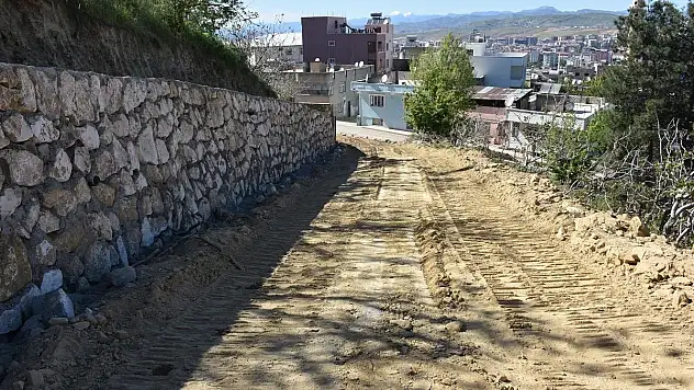 SİİRT BELEDİYESİ ŞEYH SÜLEYMAN MEZARLIĞI'NDA YOL YAPIM ÇALIŞMASINA BAŞLADI