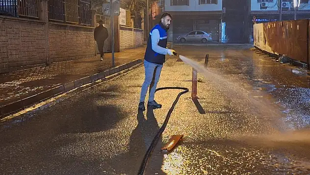 Siirt Belediyesi Sokak ve Caddelerde Yıkama Çalışmalarını Sürdürüyor
