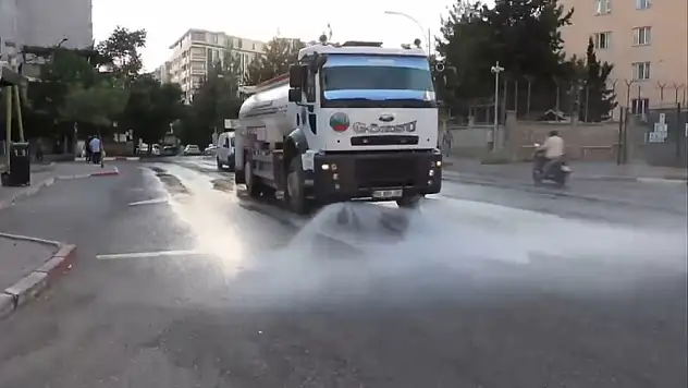 Siirt Belediyesi Sokakları Yıkamaya Başladı