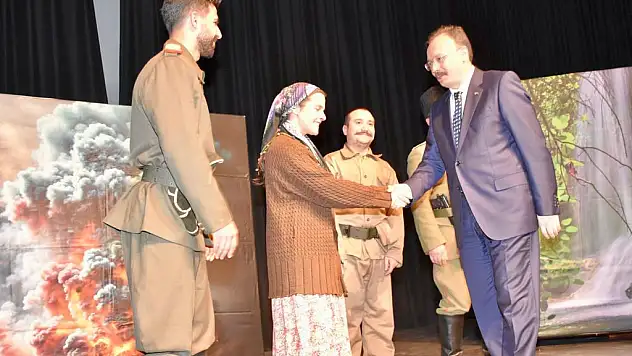 Siirt Belediyesi Tarafından Düzenlenen Mihenk Taşları Tiyatro Gösterisine Büyük İlgi Gösterildi