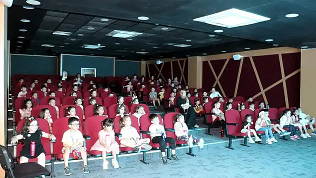 Siirt Belediyesi'nden Çocuklara Sinema Keyfi!