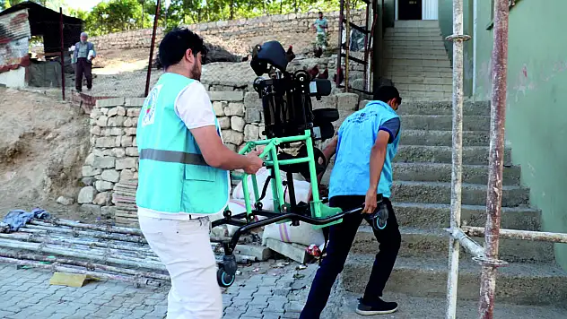 Siirt Belediyesi'nden İhtiyaç Sahibi Vatandaşlara Tekerlekli Sandalye ve Dik Durma Sehpası Desteği