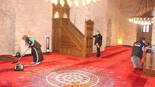 Siirt Belediyesi'nden Ramazan Öncesi Camilerde Temizlik Seferberliği