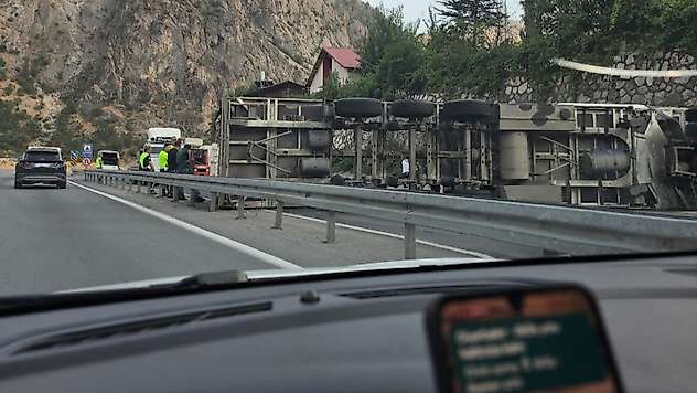 Siirt-Bitlis Yolunda TIR Devrildi: Ulaşım Durma Noktasına Geldi