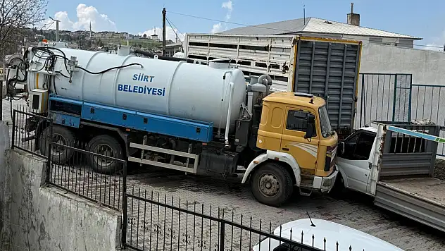 Siirt Çal Mahallesi'nde Trafik Kazası: Belediye Aracı Park Halindeki Araca Çarptı