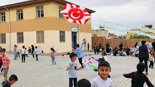 Siirt Cumhuriyet İlköğretim Okulunda Düzenlenen Bahar Şenlikleri Renkli Görüntülere Sahne Oldu